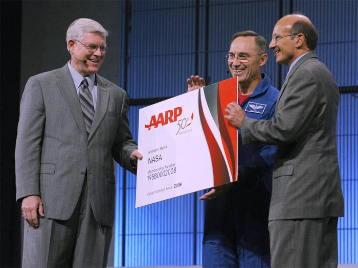 Билл Новели (справа) дарит НАСА карту членства в ААРП