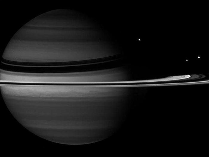 Луна Rhea позади Сатурна -снимок Cassini 