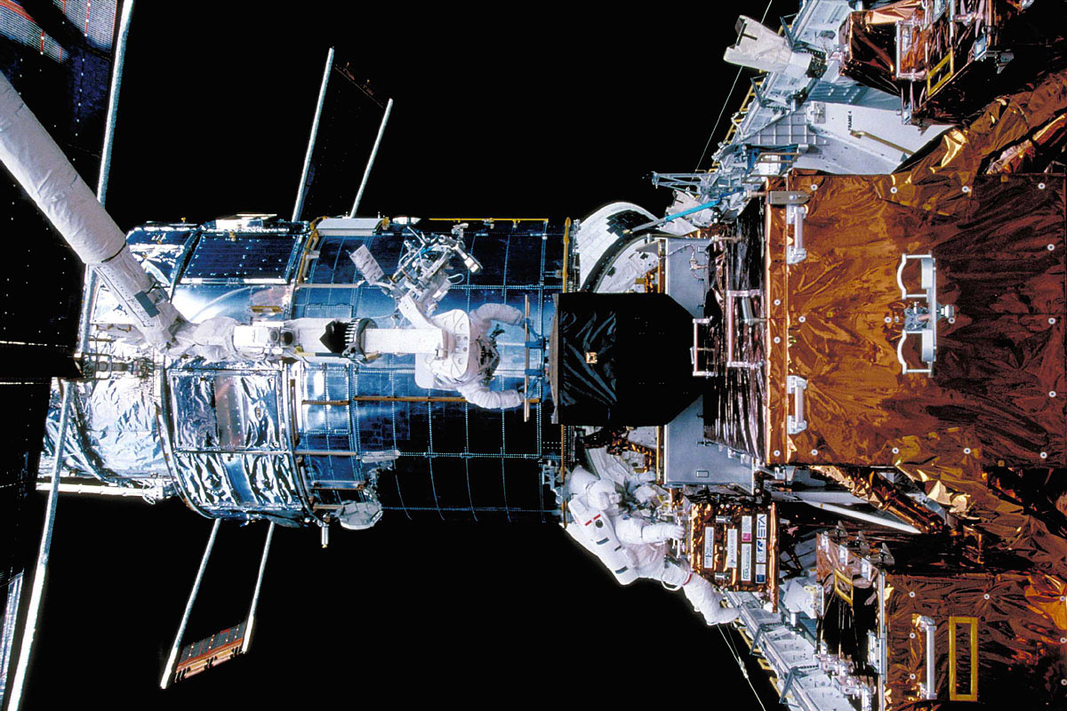 Работы экипажа Атлантис STS-125 с орбитальным телескопом.
